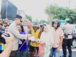 Maknai Berkah di Bulan Ramadan, Kapolres Kediri Kota Berbagi Takjil Kepada Pengguna Jalan