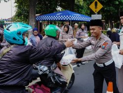 Berbagi Takjil Jelang Buka Puasa, Ditlantas Polda Jatim Ajak Masyarakat Tertib Berlalu Lintas