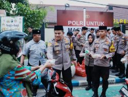 Ramadhan Berkah, Kapolres Jombang Bagikan Takjil Kepada Pengguna Jalan