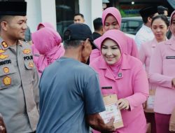 Berkah Ramadan, Kapolres Nganjuk dan Bhayangkari Bagikan Ratusan Takjil di depan Pos Pujahito