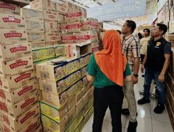 Jelang Idul Fitri, Tim Satgas Pangan Polres Jombang Lakukan Pengecekan Bahan Pokok di Swalayan Bravo Jombang