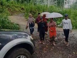 Terjang Jalan Terjal, Polisi di Probolinggo Bantu Warga Pulang Dari Rumah Sakit Pasca Operasi Melahirkan