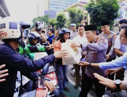 Masyarakat Antusias Saat Kapolri Turun Langsung Berbagi Takjil