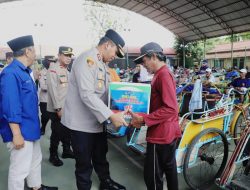Dalam Rangka Memperingati Hari Pers Nasional(HPN)2025 Polres Kediri Bersama PWI Kediri Raya Memberi Bingkisan Lebaran kepada 200 Tukang Bacak Di Kota Pare