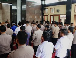 Polres Blitar Kota Gelar Sholat Ghoib untuk Tiga Anggota Polri yang Gugur di Lampung