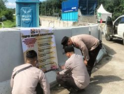 Pasang Banner Himbauan jajaran Sat Binmas Polres Mudik Berbagi”Tips Mudik Aman 2025″ di Exit Tol Simpang Pematang