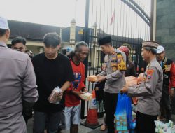 Polres Kediri Kota Berbagi Takjil Kepada Pengguna Jalan