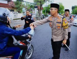Berbagi Takjil Polres Ngawi Sosialisasikan Hotline 110 untuk Mudik Aman