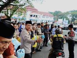 Pasca Aksi Demo Polresta Malang Kota dan Forkopimda Bersama GMNI Jatim Kerja Bakti dan Berbagi Sembako