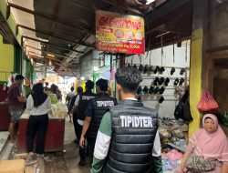 Unit Tipidter Sat Reskrim Polres Mesuji Bersama Dinas Koperindag Melakukan Sidak Terkait Harga Bahan pokok dan ketersediaan Bahan pokok Menjelang Hari Raya Idhul Fitri di Pasar Simpang