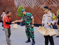 Sinergitas Polres Ngawi Bersama Kodim 0805 Gelar Ramadhan Berkah Berbagi Takjil