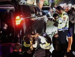 Sigap Polantas Polres Tuban Bantu Pemudik yang Alami Pecah Ban Tuai Pujian