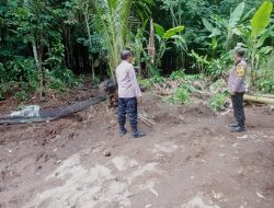 Antisipasi Banjir Susulan, Kapolsek Plosoklaten Tinjau Lokasi Tanggul Jebol di Dusun Pulerejo