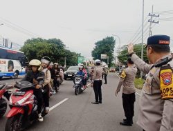 Kapolres Jombang Turun Langsung Pantau Arus Lalin di Jalur Arteri Bandar Kedungmulyo Menuju Simpang Tiga Bangjuri