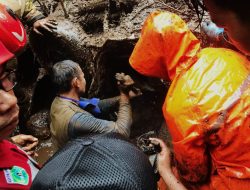 Gotong Royong Polisi Bersama TNI dan BPBD Tangani Longsor di Pacet Mojokerto