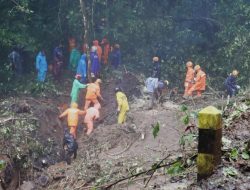 Gotong Royong Polisi Bersama TNI dan BPBD Tangani Longsor Pacet Mojokerto
