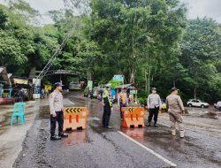 Polres Mojokerto Tutup Jalur Pacet- Cangar Selama Proses Penanganan Longsor
