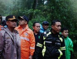 Cuaca tidak mendukung, Polisi dan Tim Evakuasi Sempat Tunda Pencarian Korban Longsor di Pacet