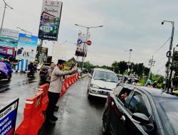 Kapolres Kediri Turun Langsung Dan Memantau Arus Lalu Lintas H+4 Lebaran Id Fitri 1446 Hjrh Di Simpang Tiga Mengkreng Kab Kediri