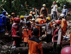Hari Kedua Evakuasi, Polisi dan Tim SAR Gabungan Berhasil Temukan 9 Korban Longsor di Pacet Mojokerto