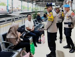 Pastikan Mudik Nyaman Kapolres Madiun Kota Pantau Keamanan di Stasiun Kereta Api
