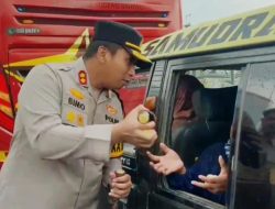 Pantau Arus Balik Lebaran di Mengkreng, Kapolres Kediri Berbagi Minuman Untuk Pengguna Jalan