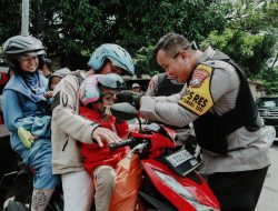 Pantau Arus Balik Lebaran, Kapolres Jombang Bagikan Helm dan Kacamata Gratis