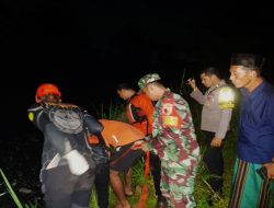 Setelah Dua Hari, Babinsa Dan Tim Pencarian Gabungan Berhasil Menemukan Korban Hanyut Di Sungai Brantas Blitar