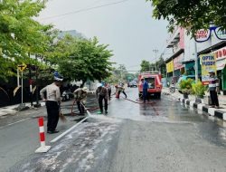 Sigap, Polisi bersama Damkar Bersihkan Tumpahan Solar di Jalan Raya Lamongan Antisipasi Kecelakaan