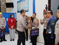 Hari Kartini, Polwan Polres Kediri Kota Memakai Pakaian Adat Saat Layani Pemohon SIM