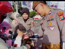 Satlantas Polres Kediri Kota Rayakan Hari Kartini dengan Aksi Humanis di Jalan Raya