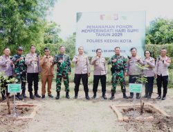 Jaga Kelestarian Lingkungan, Kapolres Kediri Kota dan Dandim 0809 Kediri Tanam Pohon di Hari Bumi