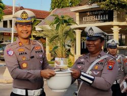 Kado Ultah Tanaman Buah Alpukat Untuk Anggota. Kasat Lantas Polres Kediri sebagai simbul pertumbuhan, kehidupan, dan  Silaturahmi