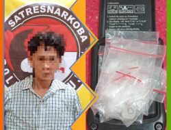 SatRes Narkoba Polres Mesuji Menggerebek Rumah (IS) Pengedar Narkoba di Desa Wira Laga 2 Kecamatan Mesuji dan Berhasil amankan Pemilik Rumah