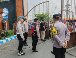 *Polres Kediri Kawal Keberangkatan Jamaah Haji Kloter Pertama Tahun 2025