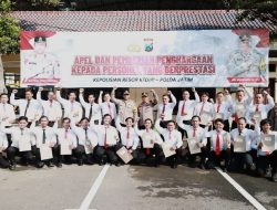 Kapolres Kediri Memberi Penghargaan Kepada 22 Personil Polres Kediri Yang Berprestasi