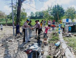 Solid, Polisi dan TNI bersama Warga Pasang Bronjong Cegah Longsor di Bojonegoro