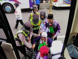 Sigap dan Tulus, Polwan Polres Bojonegoro Dampingi Calon Haji Lansia Menuju Bus