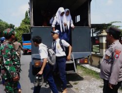 Tanggap Bencana, Polisi Evakuasi Warga Terdampak Luapan Bengawan Solo di Tuban