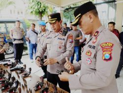 Cek Senpi, Wakapolres Kediri Pastikan Kesiapan dan Disiplin Anggota*