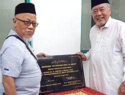 Ir. H Tebyan A’maari Infakkan harta sekaligus meresmikan gedung “AT TIBYAN SDIT AL IMAN”. (Foto : Sudrajat)  IR H TEBYAN A’MAARI, MM WAKAFKAN UANG DAN RESMIKAN GEDUNG “AT TIBYAN SDIT AL IMAN