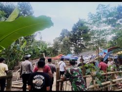 Personel Gabungan Polres Pasuruan Bongkar Arena Sabung Ayam di Purwodadi