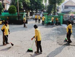 lPolres Jombang Gelar Bakti Religi di Masjid Al-Ikhlas Jelakombo, Salurkan Bantuan Alat Kebersihan