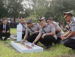 *Peringati Hari Bhayangkara ke-79, Polres Kediri Ziarah di Makam Pahlawan*