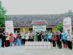 Kapolres Jombang Salurkan Bansos kepada Warga Dusun Kedungdendeng dan Guru Yang Mengajar di Pelosok Hutan