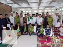 Para Alim Ulama, Habaib, Umara Camat Duren Sawit , Kelik Sutanto tengah rutin Subhuh Keliling bersama Masyarakat. ( Foto : Sudrajat )  BERKAH SHUBUH GABUNGAN KECAMATAN DUREN SAWIT, SPEKTAKULER DI HADIRI LEBIH 1000 ORANG JAMA’AH