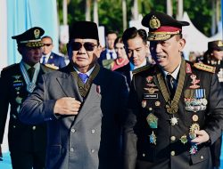 Kapolri dan Presiden Kenakan Tanda Kehormatan Bintang Bhayangkara Utama Saat Pimpin Upacara HUT Bhayangkara ke-79*