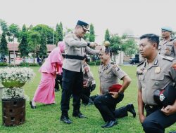 *Kapolres Jombang Pimpin Upacara Kenaikan Pangkat Anggotanya, Tegaskan Peningkatan Tanggung Jawab, Profesionalisme, dan Integritas*