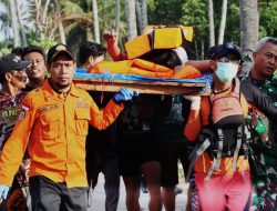 Tim SAR Gabungan Evakuasi 27 Penumpang Korban KMP Tunu Pratama Jaya Tenggelam Di Perairan Selat Bali*
