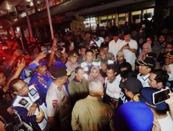 *Kapolda Jatim Dampingi Menhub, dan Kakorpolairud Tinjau Korban KMP Tunu Pratama Jaya di Ketapang Banyuwangi*